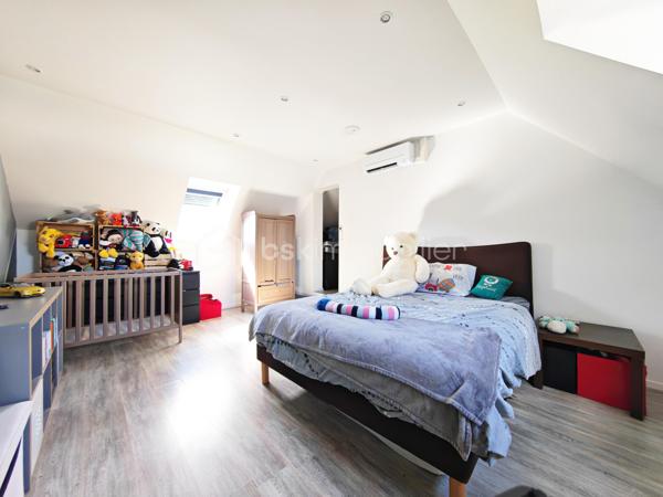 Découvrez cette agréable maison située dans une rue calme et paisible, idéale pour profiter d’un environnement serein tout en restant proche des commodités.

La maison est en très bon état et ne nécessite aucun travaux : vous pourrez vous installer immédiatement et profiter pleinement de votre nouveau chez-vous.
Elle offre des espaces de vie confortables et lumineux, avec un cadre agréable aussi bien à l’intérieur qu’à l’extérieur. Son emplacement dans une rue non passante en fait un bien particulièrement adapté à ceux qui recherchent tranquillité, confort et praticité.

Au RDC: Un séjour salle à manger avec cheminée, une cuisine aménagée et équipée, une chambre servant de salon de coiffure, une salle de bain, un wc, un garage.

A l'étage: 3 chambres, une salle de douche et un wc.

Un beau jardin clos, sans vis-à-vis.