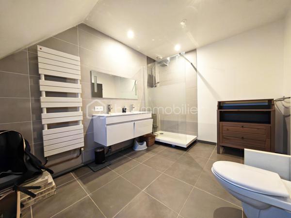 Découvrez cette agréable maison située dans une rue calme et paisible, idéale pour profiter d’un environnement serein tout en restant proche des commodités.

La maison est en très bon état et ne nécessite aucun travaux : vous pourrez vous installer immédiatement et profiter pleinement de votre nouveau chez-vous.
Elle offre des espaces de vie confortables et lumineux, avec un cadre agréable aussi bien à l’intérieur qu’à l’extérieur. Son emplacement dans une rue non passante en fait un bien particulièrement adapté à ceux qui recherchent tranquillité, confort et praticité.

Au RDC: Un séjour salle à manger avec cheminée, une cuisine aménagée et équipée, une chambre servant de salon de coiffure, une salle de bain, un wc, un garage.

A l'étage: 3 chambres, une salle de douche et un wc.

Un beau jardin clos, sans vis-à-vis.