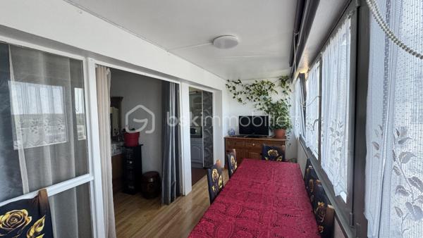 A vendre au 7ᵉ étage avec ascenseur de la résidence Horizon 80, découvrez cet appartement traversant de 76,17 m² loi Carrez, offrant une belle luminosité et des volumes agréables.

La résidence bénéficie d’un environnement pratique, à proximité des commerces, des transports et des services du quotidien.

L’entrée dessert un séjour de 18 m² prolongé par un balcon de 11,20 m² hors loi Carrez qui peut accueillir selon vos envies, un bureau, un espace repas ou un jardin d’hiver, ainsi qu'une cuisine indépendante aménagée et équipée. L’espace nuit se compose de deux chambres de près de 13 m², d'un balcon de 7,40 m², d’un dressing, d’une salle de bains et d’un WC séparé.

Une cave et une place de stationnement privative viennent parfaire ce bien au fort potentiel.

Charges de copropriété : environ 3 580 € par an, incluant notamment le chauffage collectif, l’eau chaude, l’eau froide et l’ascenseur.

DPE : C – 125 kWh/m²/an
GES : C – 10 kg CO₂/m²/an

Montant estimé des dépenses annuelles d’énergie pour un usage standard : entre 840 € et 1 180 € par an, selon les prix moyens des énergies indexés sur les années 2021, 2022 et 2023.

Les informations sur les risques auxquels ce bien est exposé sont disponibles sur le site Géorisques : [www.georisques.gouv.fr](http://www.georisques.gouv.fr).