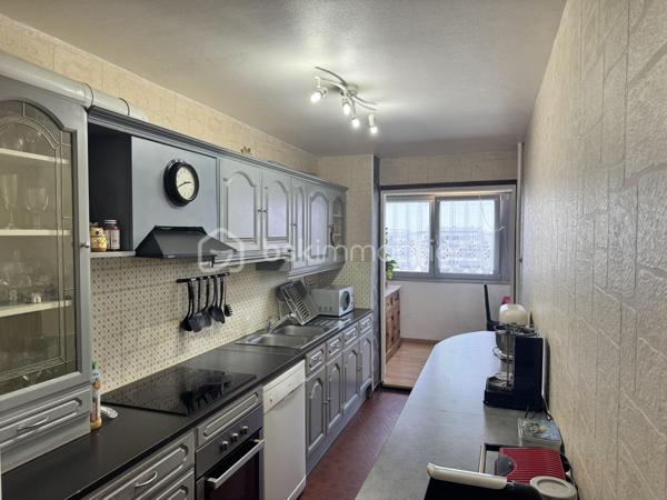 A vendre au 7ᵉ étage avec ascenseur de la résidence Horizon 80, découvrez cet appartement traversant de 76,17 m² loi Carrez, offrant une belle luminosité et des volumes agréables.

La résidence bénéficie d’un environnement pratique, à proximité des commerces, des transports et des services du quotidien.

L’entrée dessert un séjour de 18 m² prolongé par un balcon de 11,20 m² hors loi Carrez qui peut accueillir selon vos envies, un bureau, un espace repas ou un jardin d’hiver, ainsi qu'une cuisine indépendante aménagée et équipée. L’espace nuit se compose de deux chambres de près de 13 m², d'un balcon de 7,40 m², d’un dressing, d’une salle de bains et d’un WC séparé.

Une cave et une place de stationnement privative viennent parfaire ce bien au fort potentiel.

Charges de copropriété : environ 3 580 € par an, incluant notamment le chauffage collectif, l’eau chaude, l’eau froide et l’ascenseur.

DPE : C – 125 kWh/m²/an
GES : C – 10 kg CO₂/m²/an

Montant estimé des dépenses annuelles d’énergie pour un usage standard : entre 840 € et 1 180 € par an, selon les prix moyens des énergies indexés sur les années 2021, 2022 et 2023.

Les informations sur les risques auxquels ce bien est exposé sont disponibles sur le site Géorisques : [www.georisques.gouv.fr](http://www.georisques.gouv.fr).