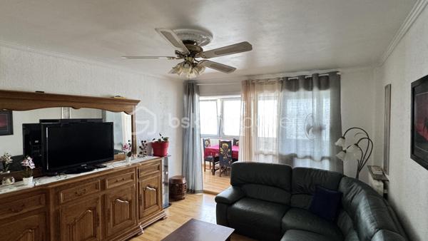 A vendre au 7ᵉ étage avec ascenseur de la résidence Horizon 80, découvrez cet appartement traversant de 76,17 m² loi Carrez, offrant une belle luminosité et des volumes agréables.

La résidence bénéficie d’un environnement pratique, à proximité des commerces, des transports et des services du quotidien.

L’entrée dessert un séjour de 18 m² prolongé par un balcon de 11,20 m² hors loi Carrez qui peut accueillir selon vos envies, un bureau, un espace repas ou un jardin d’hiver, ainsi qu'une cuisine indépendante aménagée et équipée. L’espace nuit se compose de deux chambres de près de 13 m², d'un balcon de 7,40 m², d’un dressing, d’une salle de bains et d’un WC séparé.

Une cave et une place de stationnement privative viennent parfaire ce bien au fort potentiel.

Charges de copropriété : environ 3 580 € par an, incluant notamment le chauffage collectif, l’eau chaude, l’eau froide et l’ascenseur.

DPE : C – 125 kWh/m²/an
GES : C – 10 kg CO₂/m²/an

Montant estimé des dépenses annuelles d’énergie pour un usage standard : entre 840 € et 1 180 € par an, selon les prix moyens des énergies indexés sur les années 2021, 2022 et 2023.

Les informations sur les risques auxquels ce bien est exposé sont disponibles sur le site Géorisques : [www.georisques.gouv.fr](http://www.georisques.gouv.fr).