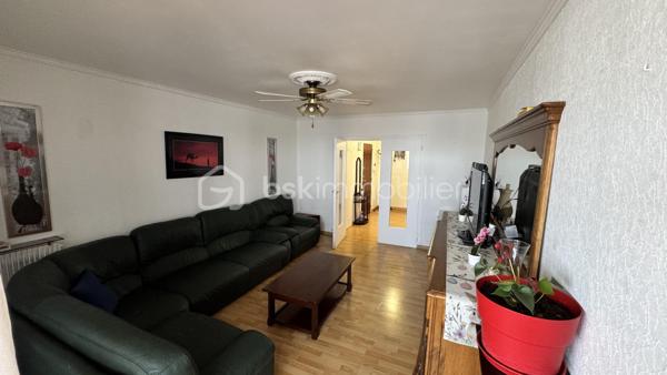 A vendre au 7ᵉ étage avec ascenseur de la résidence Horizon 80, découvrez cet appartement traversant de 76,17 m² loi Carrez, offrant une belle luminosité et des volumes agréables.

La résidence bénéficie d’un environnement pratique, à proximité des commerces, des transports et des services du quotidien.

L’entrée dessert un séjour de 18 m² prolongé par un balcon de 11,20 m² hors loi Carrez qui peut accueillir selon vos envies, un bureau, un espace repas ou un jardin d’hiver, ainsi qu'une cuisine indépendante aménagée et équipée. L’espace nuit se compose de deux chambres de près de 13 m², d'un balcon de 7,40 m², d’un dressing, d’une salle de bains et d’un WC séparé.

Une cave et une place de stationnement privative viennent parfaire ce bien au fort potentiel.

Charges de copropriété : environ 3 580 € par an, incluant notamment le chauffage collectif, l’eau chaude, l’eau froide et l’ascenseur.

DPE : C – 125 kWh/m²/an
GES : C – 10 kg CO₂/m²/an

Montant estimé des dépenses annuelles d’énergie pour un usage standard : entre 840 € et 1 180 € par an, selon les prix moyens des énergies indexés sur les années 2021, 2022 et 2023.

Les informations sur les risques auxquels ce bien est exposé sont disponibles sur le site Géorisques : [www.georisques.gouv.fr](http://www.georisques.gouv.fr).