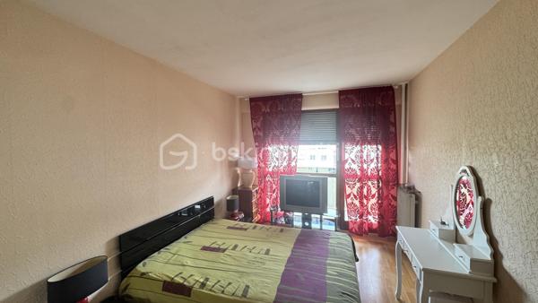 A vendre au 7ᵉ étage avec ascenseur de la résidence Horizon 80, découvrez cet appartement traversant de 76,17 m² loi Carrez, offrant une belle luminosité et des volumes agréables.

La résidence bénéficie d’un environnement pratique, à proximité des commerces, des transports et des services du quotidien.

L’entrée dessert un séjour de 18 m² prolongé par un balcon de 11,20 m² hors loi Carrez qui peut accueillir selon vos envies, un bureau, un espace repas ou un jardin d’hiver, ainsi qu'une cuisine indépendante aménagée et équipée. L’espace nuit se compose de deux chambres de près de 13 m², d'un balcon de 7,40 m², d’un dressing, d’une salle de bains et d’un WC séparé.

Une cave et une place de stationnement privative viennent parfaire ce bien au fort potentiel.

Charges de copropriété : environ 3 580 € par an, incluant notamment le chauffage collectif, l’eau chaude, l’eau froide et l’ascenseur.

DPE : C – 125 kWh/m²/an
GES : C – 10 kg CO₂/m²/an

Montant estimé des dépenses annuelles d’énergie pour un usage standard : entre 840 € et 1 180 € par an, selon les prix moyens des énergies indexés sur les années 2021, 2022 et 2023.

Les informations sur les risques auxquels ce bien est exposé sont disponibles sur le site Géorisques : [www.georisques.gouv.fr](http://www.georisques.gouv.fr).