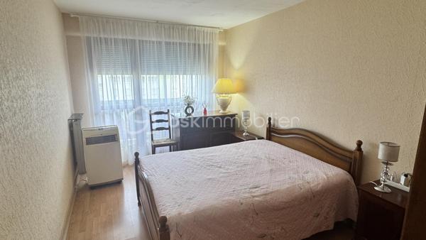 A vendre au 7ᵉ étage avec ascenseur de la résidence Horizon 80, découvrez cet appartement traversant de 76,17 m² loi Carrez, offrant une belle luminosité et des volumes agréables.

La résidence bénéficie d’un environnement pratique, à proximité des commerces, des transports et des services du quotidien.

L’entrée dessert un séjour de 18 m² prolongé par un balcon de 11,20 m² hors loi Carrez qui peut accueillir selon vos envies, un bureau, un espace repas ou un jardin d’hiver, ainsi qu'une cuisine indépendante aménagée et équipée. L’espace nuit se compose de deux chambres de près de 13 m², d'un balcon de 7,40 m², d’un dressing, d’une salle de bains et d’un WC séparé.

Une cave et une place de stationnement privative viennent parfaire ce bien au fort potentiel.

Charges de copropriété : environ 3 580 € par an, incluant notamment le chauffage collectif, l’eau chaude, l’eau froide et l’ascenseur.

DPE : C – 125 kWh/m²/an
GES : C – 10 kg CO₂/m²/an

Montant estimé des dépenses annuelles d’énergie pour un usage standard : entre 840 € et 1 180 € par an, selon les prix moyens des énergies indexés sur les années 2021, 2022 et 2023.

Les informations sur les risques auxquels ce bien est exposé sont disponibles sur le site Géorisques : [www.georisques.gouv.fr](http://www.georisques.gouv.fr).