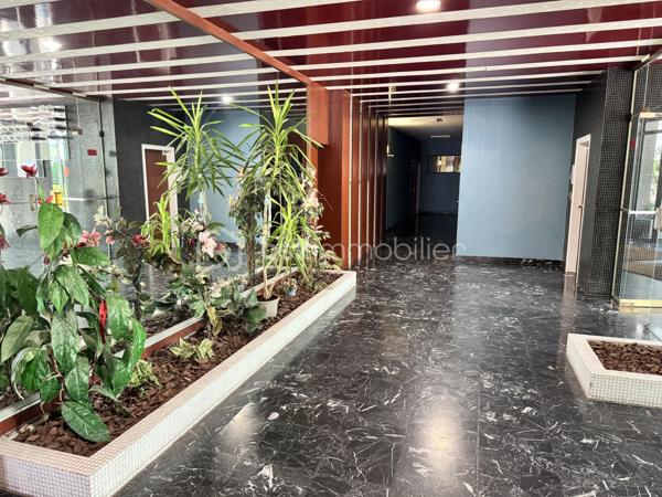 A vendre au 7ᵉ étage avec ascenseur de la résidence Horizon 80, découvrez cet appartement traversant de 76,17 m² loi Carrez, offrant une belle luminosité et des volumes agréables.

La résidence bénéficie d’un environnement pratique, à proximité des commerces, des transports et des services du quotidien.

L’entrée dessert un séjour de 18 m² prolongé par un balcon de 11,20 m² hors loi Carrez qui peut accueillir selon vos envies, un bureau, un espace repas ou un jardin d’hiver, ainsi qu'une cuisine indépendante aménagée et équipée. L’espace nuit se compose de deux chambres de près de 13 m², d'un balcon de 7,40 m², d’un dressing, d’une salle de bains et d’un WC séparé.

Une cave et une place de stationnement privative viennent parfaire ce bien au fort potentiel.

Charges de copropriété : environ 3 580 € par an, incluant notamment le chauffage collectif, l’eau chaude, l’eau froide et l’ascenseur.

DPE : C – 125 kWh/m²/an
GES : C – 10 kg CO₂/m²/an

Montant estimé des dépenses annuelles d’énergie pour un usage standard : entre 840 € et 1 180 € par an, selon les prix moyens des énergies indexés sur les années 2021, 2022 et 2023.

Les informations sur les risques auxquels ce bien est exposé sont disponibles sur le site Géorisques : [www.georisques.gouv.fr](http://www.georisques.gouv.fr).