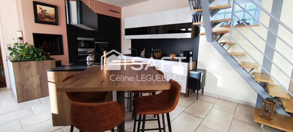 Rénovée, charme de l’ancien, grange indépendante, beaux volumes.