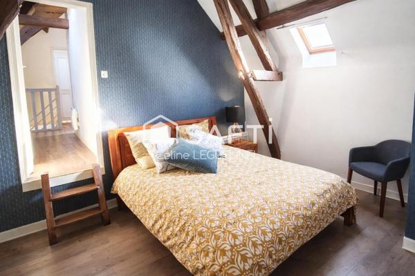 Rénovée, charme de l’ancien, grange indépendante, beaux volumes.