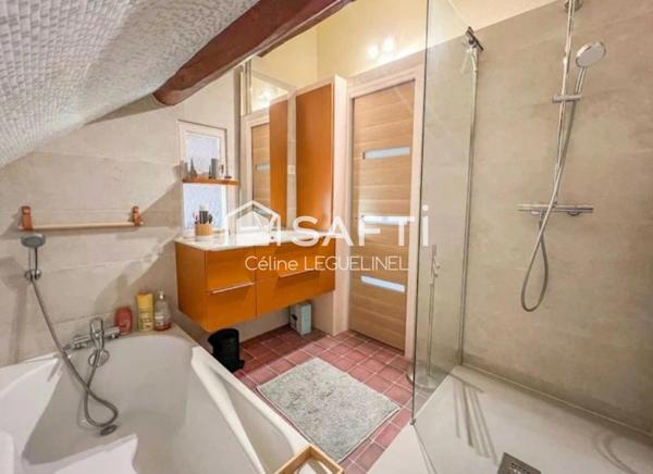 Rénovée, charme de l’ancien, grange indépendante, beaux volumes.