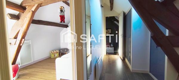 Rénovée, charme de l’ancien, grange indépendante, beaux volumes.