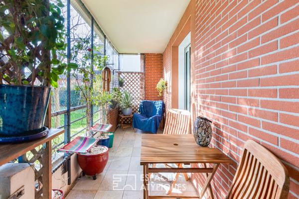 Appartement rénové avec terrasse, parking et piscine en copropriété à Toulouse