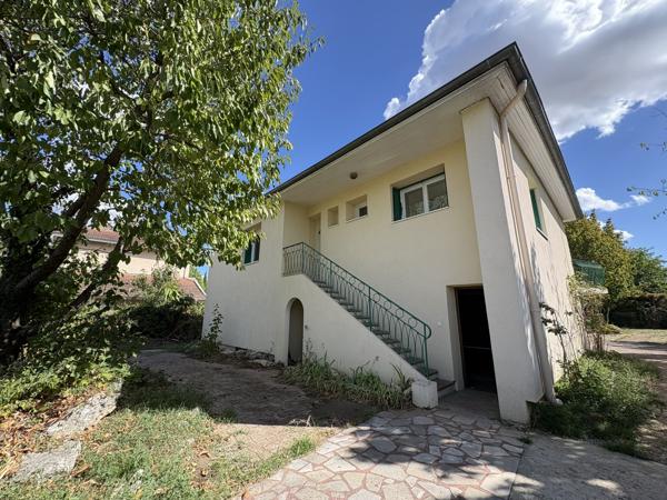 Maison individuelle à rénover sur terrain de 900 m²