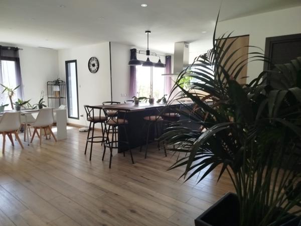 Maison toit plat avec piscine