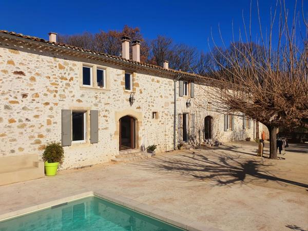 Relais de chasse de François 1er de 430 m² entièrement restauré en 2019 avec goût et des matériaux de qualité à l'abri des regards