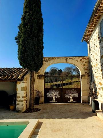 Relais de chasse de François 1er de 430 m² entièrement restauré en 2019 avec goût et des matériaux de qualité à l'abri des regards