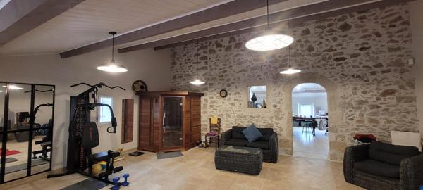 Relais de chasse de François 1er de 430 m² entièrement restauré en 2019 avec goût et des matériaux de qualité à l'abri des regards