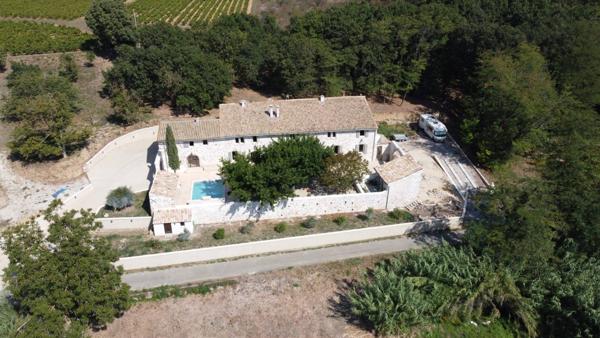 Relais de chasse de François 1er de 430 m² entièrement restauré en 2019 avec goût et des matériaux de qualité à l'abri des regards