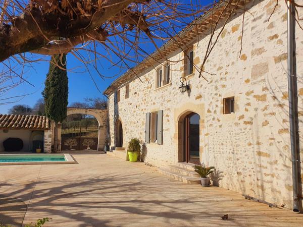 Relais de chasse de François 1er de 430 m² entièrement restauré en 2019 avec goût et des matériaux de qualité à l'abri des regards