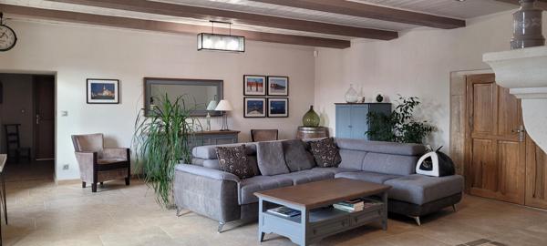 Relais de chasse de François 1er de 430 m² entièrement restauré en 2019 avec goût et des matériaux de qualité à l'abri des regards