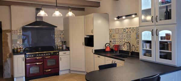 Relais de chasse de François 1er de 430 m² entièrement restauré en 2019 avec goût et des matériaux de qualité à l'abri des regards