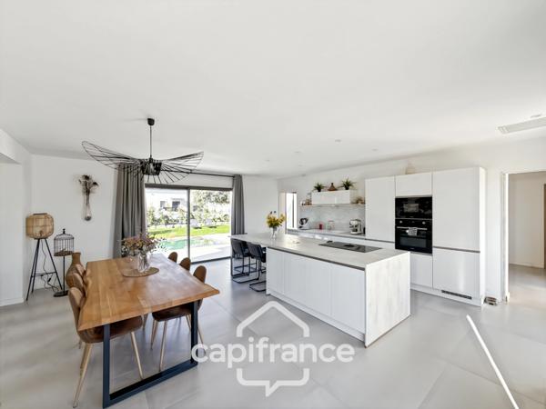 Maison à vendre 8 pièces proche de SAINT MATHIEU DE TREVIERS (34)