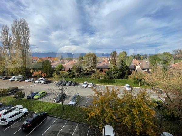 Bel appartement traversant, parfaitement situé.