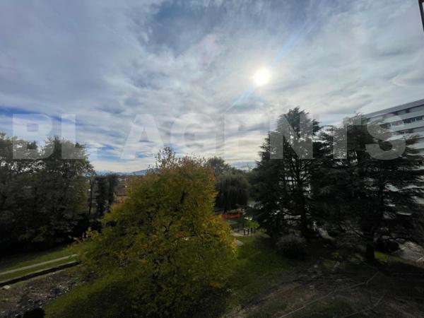 Bel appartement traversant, parfaitement situé.