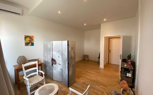 Immeuble à vendre    5 pièces •  Rochefort