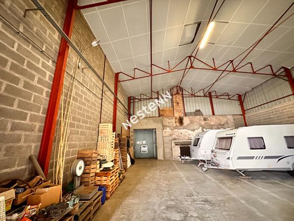 Maison de village avec hangars d'environ 576 m² à Nogent-sur-Loir (72500)