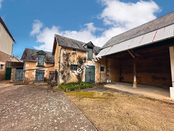 Maison de village avec hangars d'environ 576 m² à Nogent-sur-Loir (72500)