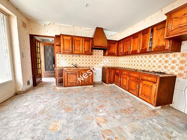 Maison de village avec hangars d'environ 576 m² à Nogent-sur-Loir (72500)