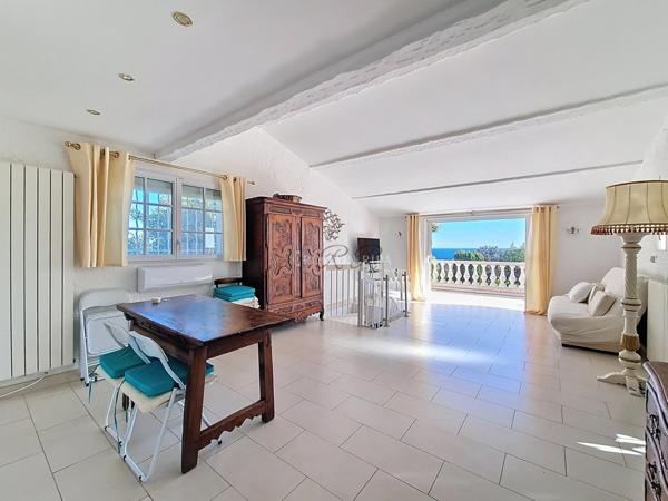 Splendide vue mer pour cette maison à Antheor