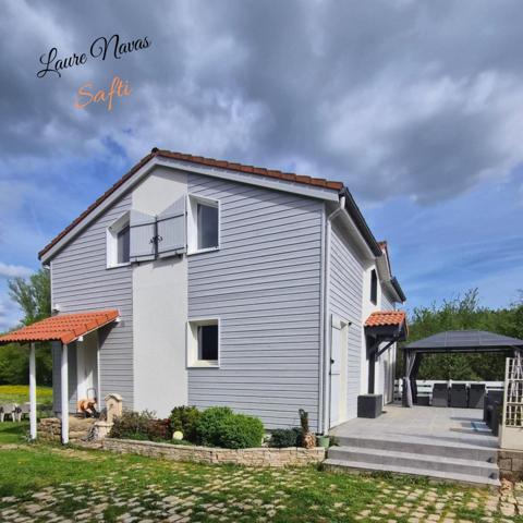 Très belle maison en ossature bois, rénovée, cadre verdoyant et calme. Proche de toutes commodités.