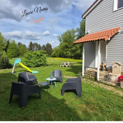 Très belle maison en ossature bois, rénovée, cadre verdoyant et calme. Proche de toutes commodités.