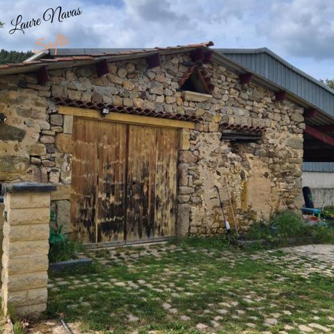 Très belle maison en ossature bois, rénovée, cadre verdoyant et calme. Proche de toutes commodités.