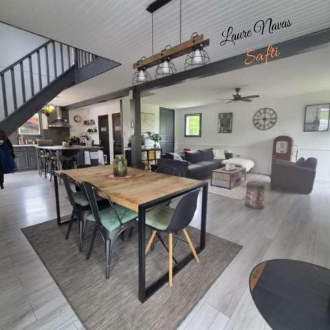Très belle maison en ossature bois, rénovée, cadre verdoyant et calme. Proche de toutes commodités.