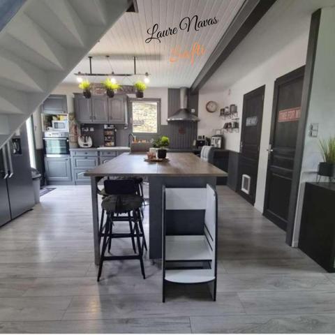 Très belle maison en ossature bois, rénovée, cadre verdoyant et calme. Proche de toutes commodités.