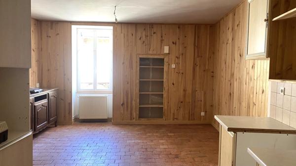 à vendre LOCAL COMMERCIAL AVEC LOGEMENT ET DÉPENDANCES à L'ISLE SUR SEREIN (89)