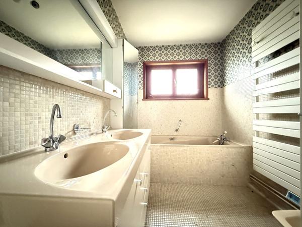 Appartement  à rénover / Lons-Le-Saunier / 5 pièces / 3 chambres / 125.97 m²