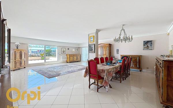 Appartement à vendre    7 pièces • 248,65 m2 Fréjus