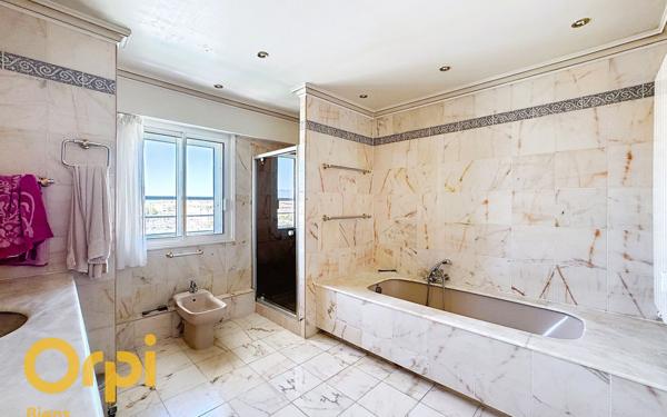 Appartement à vendre    7 pièces • 248,65 m2 Fréjus