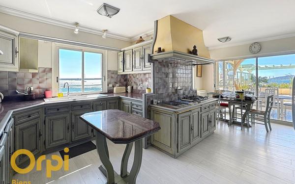 Appartement à vendre    7 pièces • 248,65 m2 Fréjus