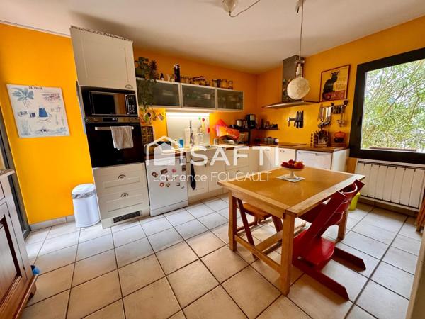 Maison de ville, parking.