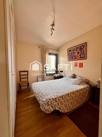 Maison de ville, parking.