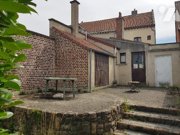 Maison à rénover avec jardin et garage bâtie sur 463 m²