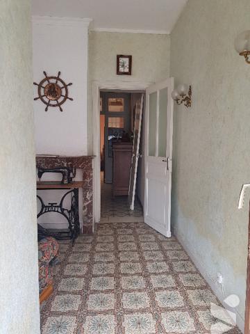 Maison à rénover avec jardin et garage bâtie sur 463 m²