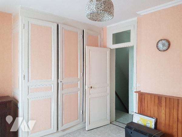 Maison à rénover avec jardin et garage bâtie sur 463 m²