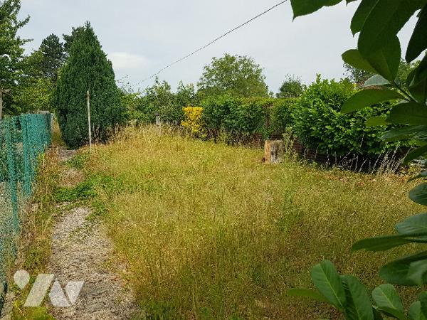 Maison à rénover avec jardin et garage bâtie sur 463 m²
