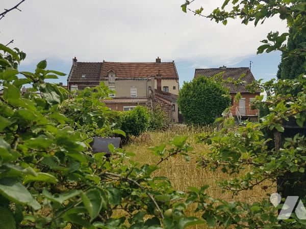 Maison à rénover avec jardin et garage bâtie sur 463 m²
