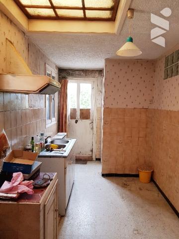 Maison à rénover avec jardin et garage bâtie sur 463 m²