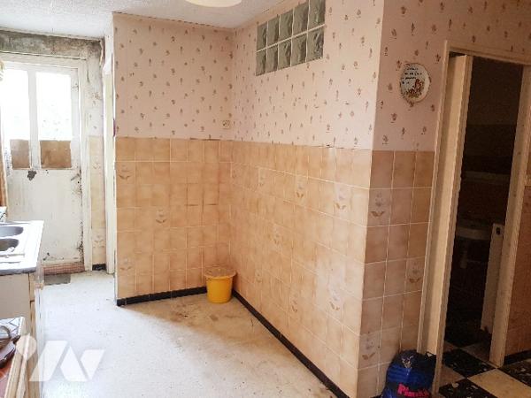 Maison à rénover avec jardin et garage bâtie sur 463 m²